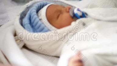 美丽的睡眠婴儿特写镜头多莉的手在新生婴儿的脸浅深的领域